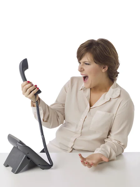 Раздраженная женщина с телефоном в руках — стоковое фото
