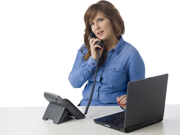 Attrayante femme d'affaires appelant au téléphone — Photo