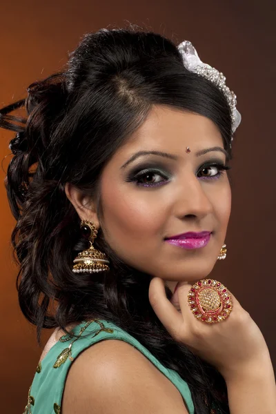Schöne indische Frau mit der Hand am Kinn — Stockfoto