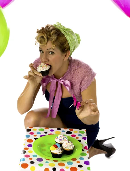 Bela jovem mulher comer cupcake — Fotografia de Stock