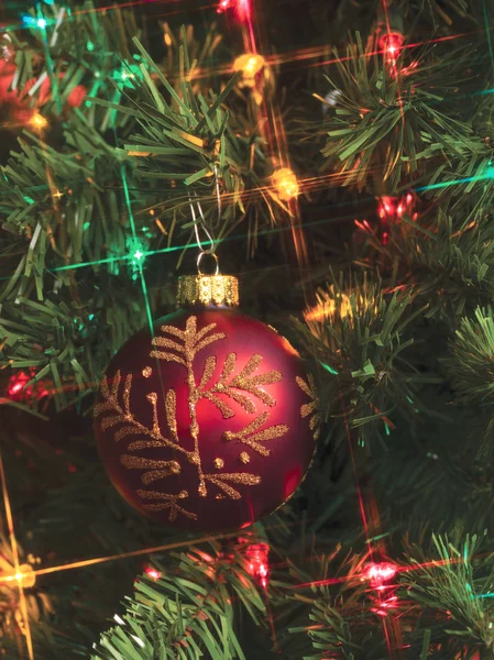 Kerstbal en verlichting — Stockfoto