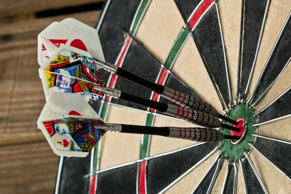 Nahaufnahme ausgeschnittenes Bild der Dartscheibe mit Pins — Stockfoto