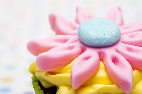 Zugeschnittenes Bild eines Cupcake mit floralem Muster — Stockfoto