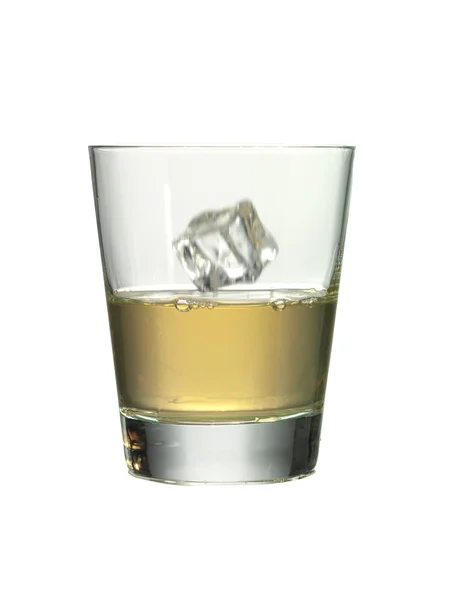 Fallande isblock i cocktail drink — Stockfoto