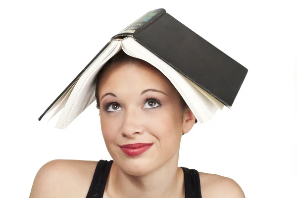 Espressione confusa colpo alla testa con libro sulla testa — Foto Stock