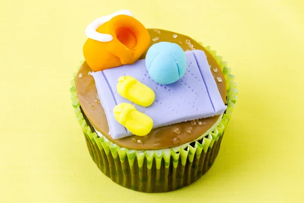 Nahaufnahme eines Cupcake mit dekorativen Miniaturbelägen — Stockfoto
