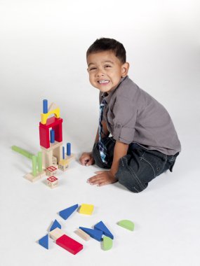 oynak Asyalı çocuk yapı taşları ile oynama