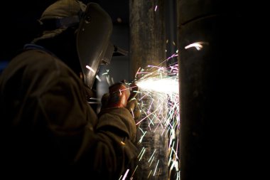 metal kesme aracı ile bir işçi görüntüsü