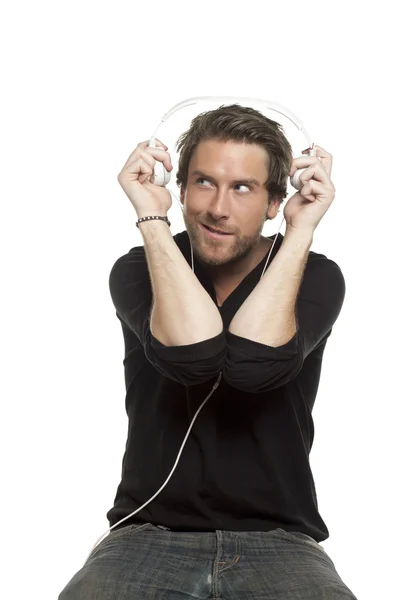 Un hombre escuchando la música usando auriculares —  Fotos de Stock