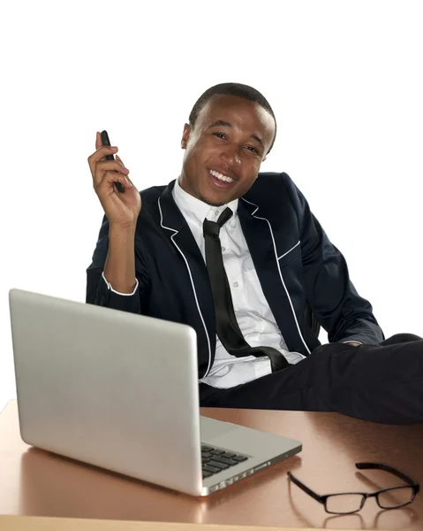 Hombre sonríe en el escritorio — Foto de Stock