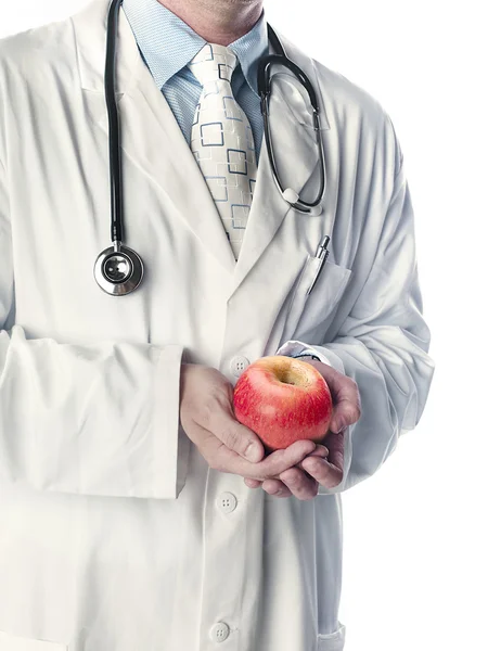 Mitten delen av läkare håller apple — Stockfoto