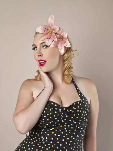 Modelo con una flor en el pelo posando —  Fotos de Stock