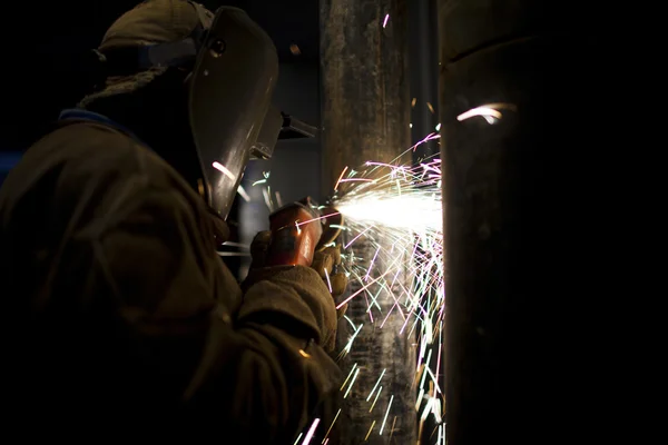 Bild eines Handarbeiters mit Metallschneidwerkzeug — Stockfoto