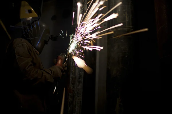 Imagem de um soldador com ferramenta de corte de metal — Fotografia de Stock