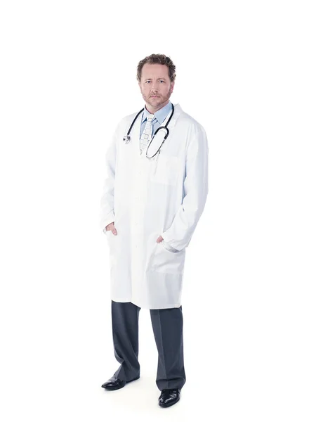 Portret lekarza z rękami w kieszeniach — Zdjęcie stockowe