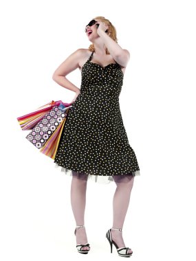 alışveriş torbaları uzağa bakıyor telefonla konuşurken kadınla