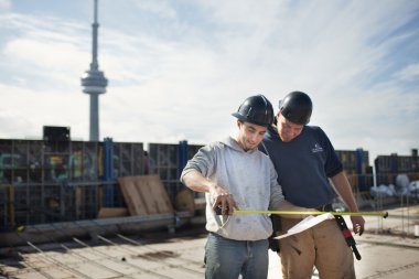 iki mimar planları tartışıyor