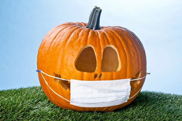 Jack o lantern dölja hans leende — Stockfoto