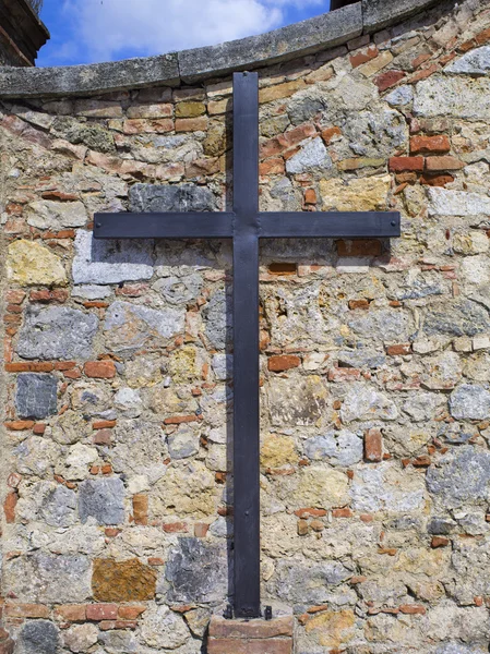 Korset i en gammal toskansk vägg-vägg — Stockfoto