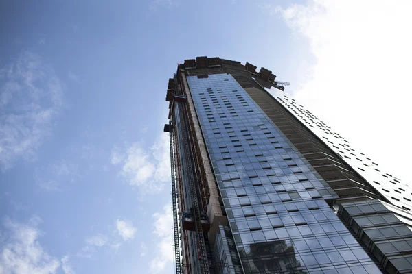Låg vinkel syn på en skyskrapa under konstruktion — Stockfoto