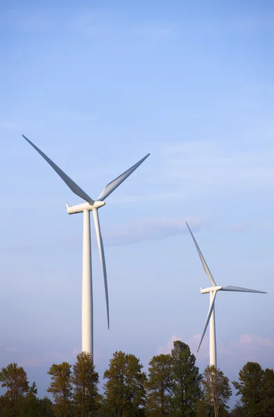 Låg vinkel syn på två vindkraftverk — Stockfoto