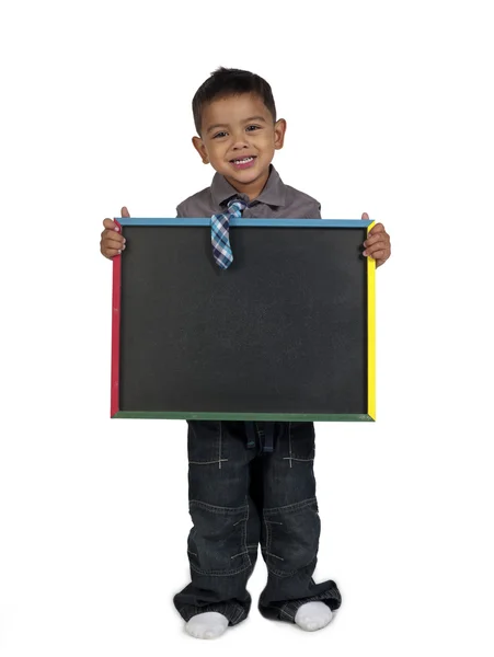 Sorrindo asiático menino segurando slateboard — Fotografia de Stock