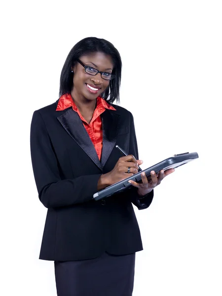 Souriant jeune femme d'affaires écrit sur presse-papiers — Photo