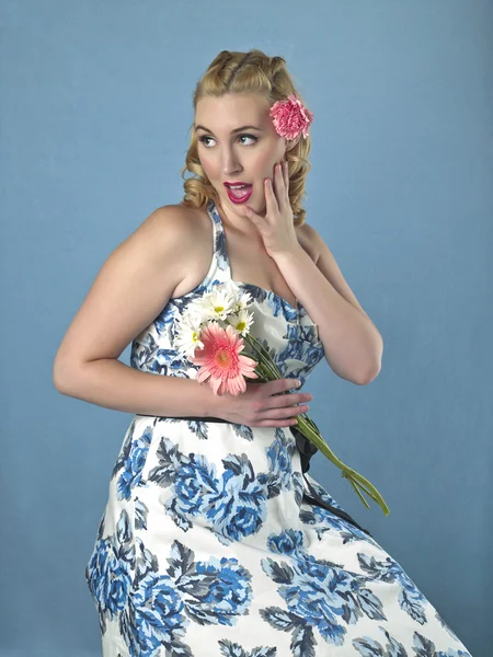 Mulher surpresa segurando uma flor — Fotografia de Stock