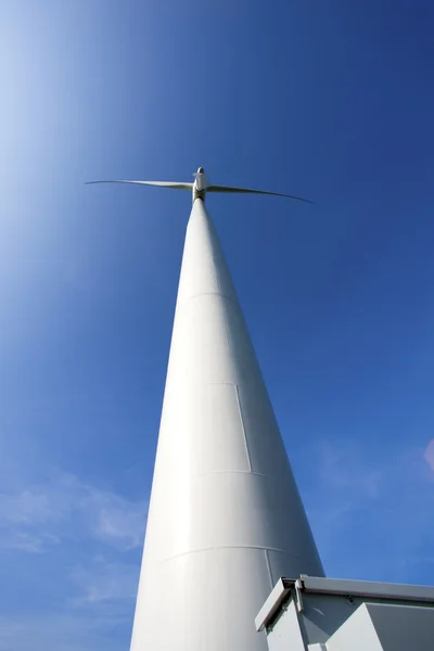 Moinho de vento gerador de energia com céu azul no fundo — Fotografia de Stock