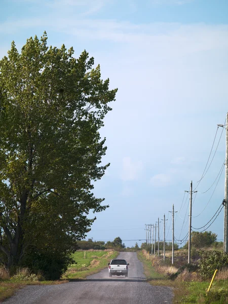 Visão traseira de um carro na estrada — Fotografia de Stock