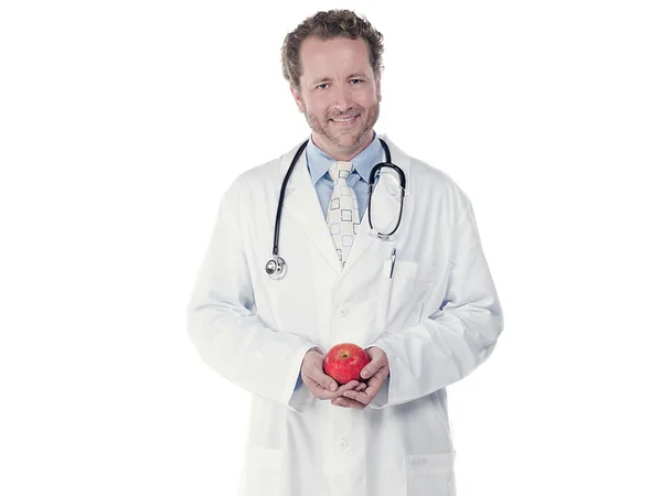 Médico jovem segurando uma maçã — Fotografia de Stock