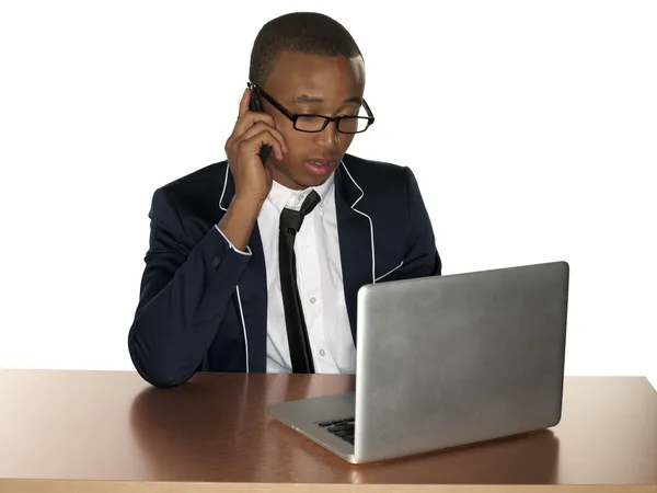 Hombre joven en la computadora — Foto de Stock