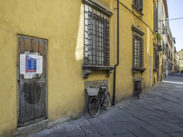 house wall with bikes in tuscany