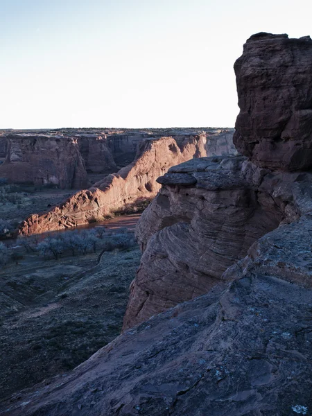 Afbeelding van klif met heldere hemel in achtergrond van canyon de chelly — Stockfoto