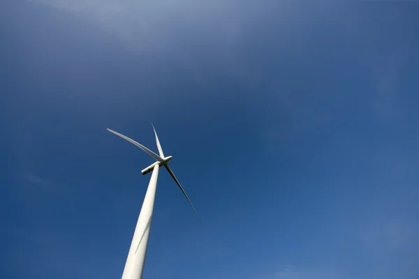 風力タービンと澄んだ青い空 — ストック写真