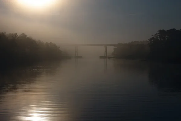 Misty bridge — Stockfoto