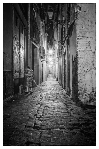 Rua estreita preto e branco — Fotografia de Stock