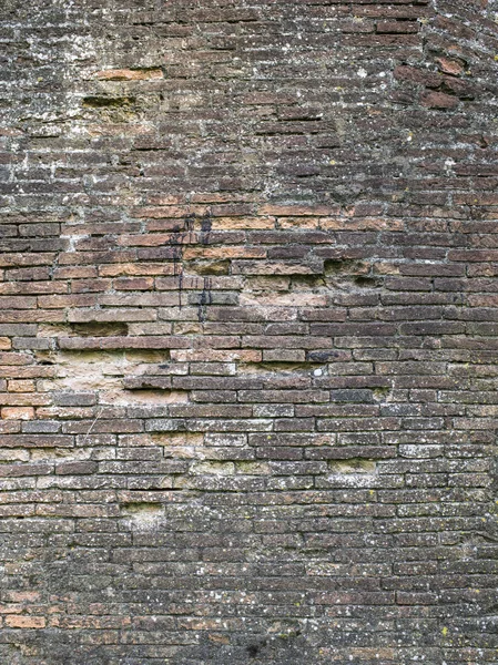 Oude verweerde bakstenen muur — Stockfoto