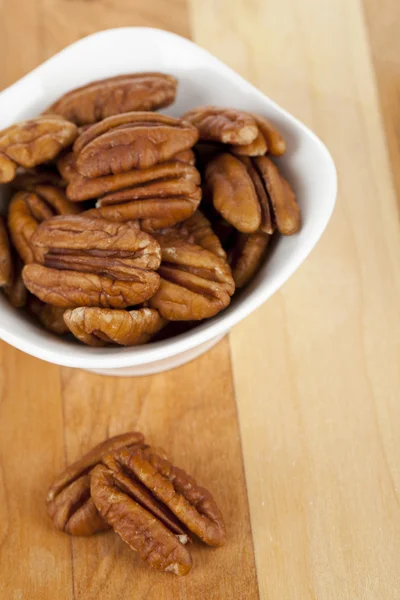 Tazón blanco lleno de nueces de pacana — Foto de Stock