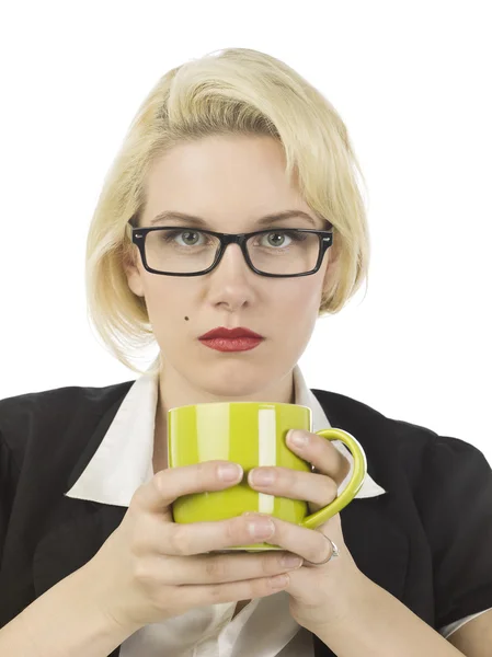 Mirada seria del personal femenino de la oficina que sostiene una taza — Foto de Stock