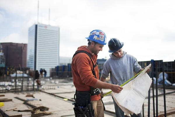 Architectes discutant de leur plan de construction — Photo