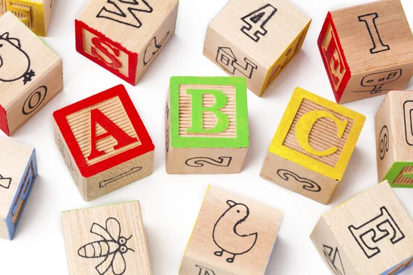 Bouwstenen van abc alfabetten naast elkaar gerangschikt — Stockfoto
