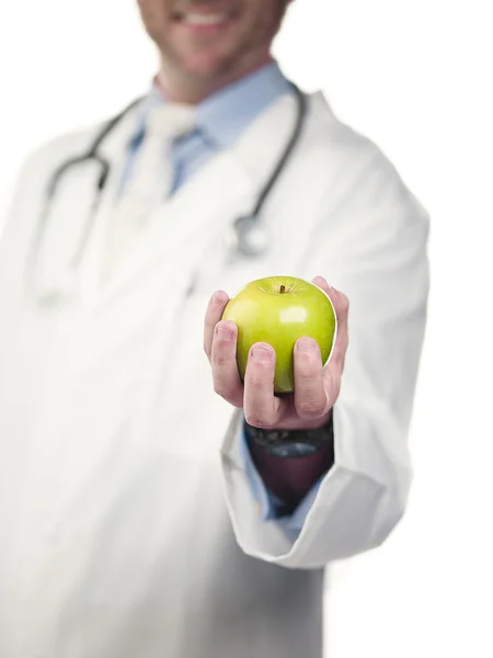 718 средняя часть доктора, держащего в руках зеленое яблоко — стоковое фото