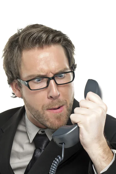 Сердитый бизнесмен смотрит в телефон — стоковое фото