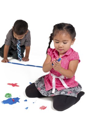 Asyalı çocuklar ile oynarken oyun hamuru