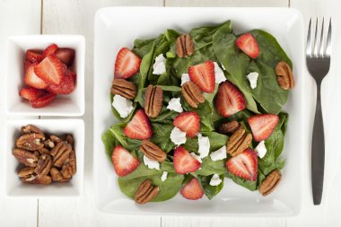 çilek Kuruyemiş ve peynir ile ıspanak salatası