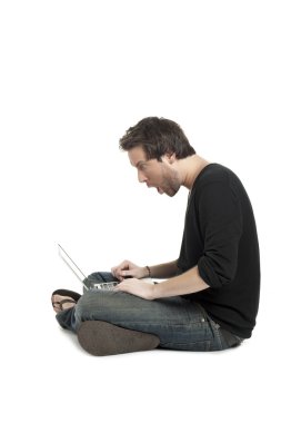 adam onun laptop kullanırken şok