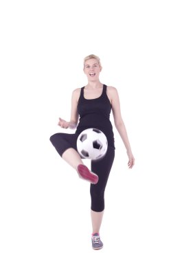 bir futbol topu oynayan kadın