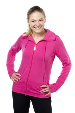 gülümseyen kadın silah beline iken