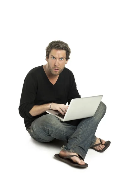 Een boos man met behulp van een laptop — Stockfoto